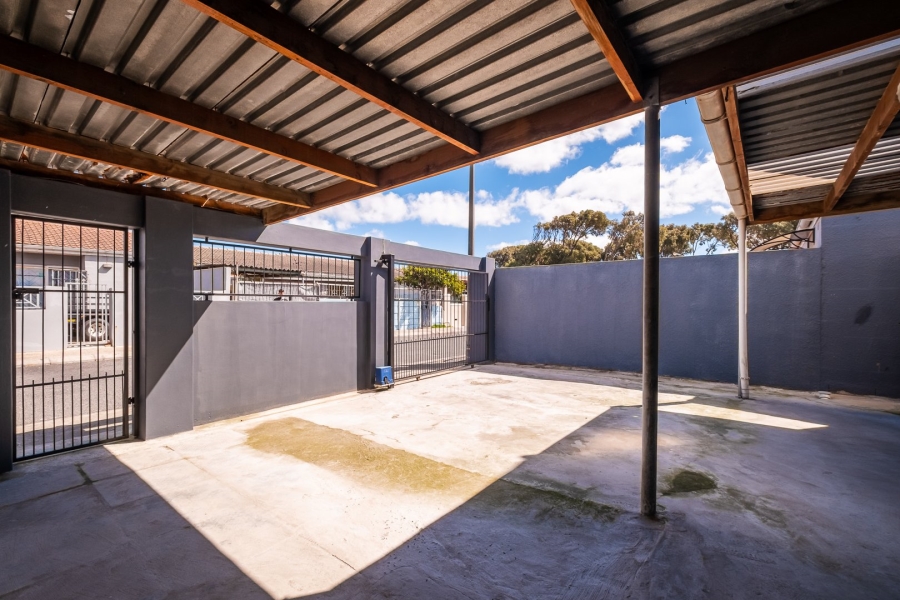 5 Bedroom Property for Sale in Lentegeur Western Cape